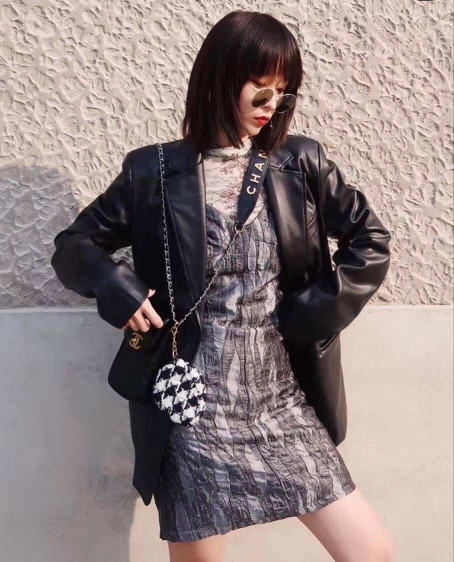 Chanel Shoulder Bag VIP Gift With Purchase (GWP) พรีเมี่ยมกิ๊ฟรุ่น Limited วัสดุหนัง pu เปิดปิดด้วยฝาปิดตัวล๊อคอะไหล่ทองและซิป หัวซิปแบรนด์ สามารถใส่ มือถือ iphone+ ของใช้จุกจิกได้เยอะ และมีกระเป๋าใส่เหรียญถอดได้ สายโซ่ร้อยหนังอะไหล่ทอง+เงิน Crossbody มาพ