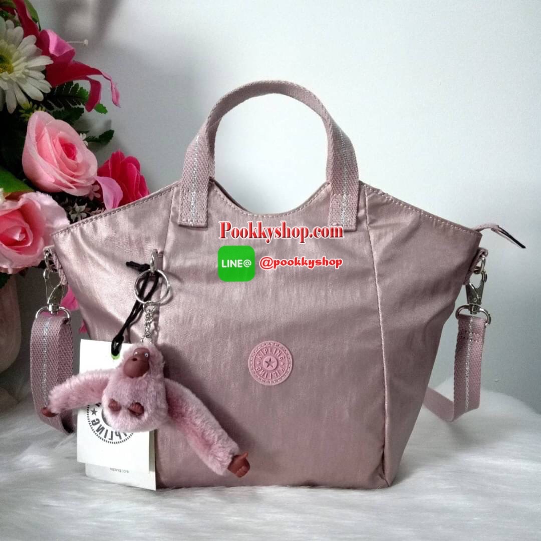KILING NORI Handbag & Shoulder bag กระเป๋าถือหรือสะพายขนาดกลาง ทำจากวัสดุ ผ้า Nylonเคลือบ+Polyester น้ำหนักเบา จุดเด่นที่ช่องหลักมีขนาดใหญ่ พร้อมช่องซิปแยกย่อย สามารถใส่สัมภาระได้เยอะ มาพร้อมสายสะพายยาว สามารถปรับระดับได้ตามความต้องการ มีพวงกุญแจลิงห้อยตา