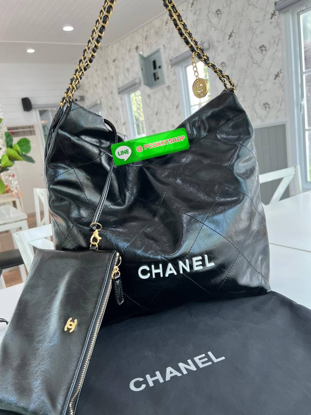 New Arrivals!!! CHANEL BAG VIP GIFT WITH PURCHASE (GWP) พรีเมี่ยมกิ๊ฟสุดหรู วัสดุหนังแกะสังเคราะห์นุ่ม ลื่น มันเงา อะไหล่ทองหรูหรา ไอเท็มมาแรง เกินต้านน ดีเทลเรียบๆแต่หรูหรา ใช้ได้ทุกโอกาศ เปิด-ปิด ด้วยกระดุมแม่เหล็ก ภายในโล่ง มีช่องซิป มาพร้อมใบลูกใส่ตัง