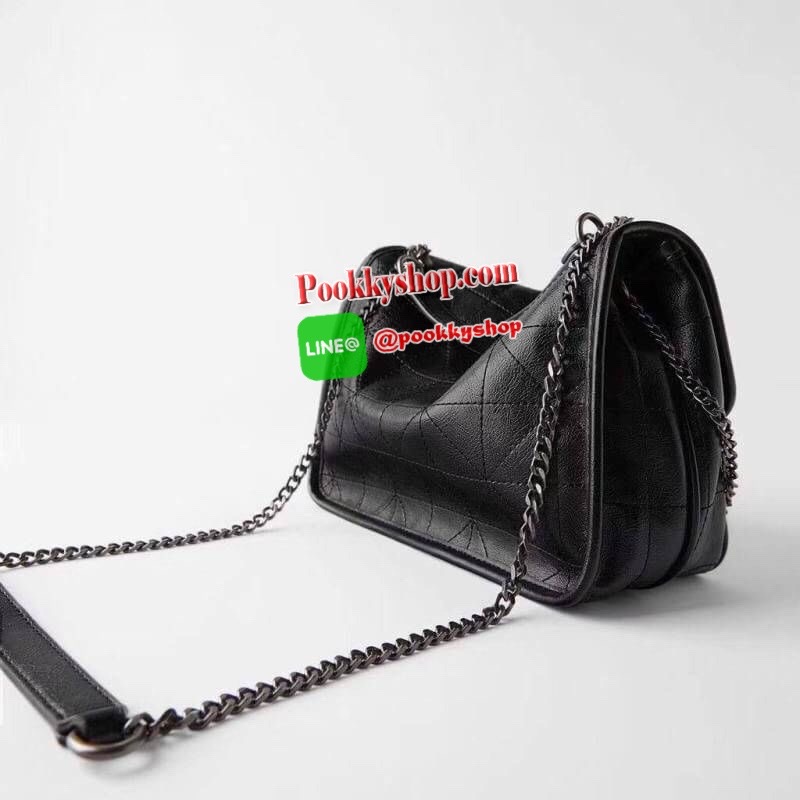 ZARA SOLF ROCK SHOULDER BAG Outlet กระเป๋าสะพายข้างทรงเก๋ เดินด้ายทั้งใบ แต่งโซ่คล้องมาที่ด้านหน้า เปิดปิดแบบกระดุมแม่เหล็ก ก้านในมี 3 ช่องใหญ่ เป็นช่องซิปกลางรุ่นนี้จุของได้เยอะเลยครับ ใส่ iPad mini ได้สบายๆ สายสะพายจะทำเป็นสายคู่สะพายไหล่ หรือ ทำเป็นสาย