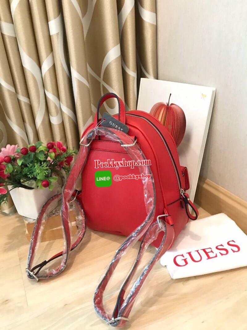 GUESS MINI BACKPACK BAG กระเป๋าเป้สะพายขนาดมินิ ซึ่งจัดว่าเป็น2way สามารถดึงสายสะพายออกมาให้เป็นสะพายไหล่หรือcrossbody วัสดุหนังsaffiano ด้านหน้ามี1ช่องเก็บของจุกจิก ช่องใหญ่เปิดปิดด้วยซิป ใส่มินิไอแพท กระเป๋าสตางค์ยาว ของจุกจิกได้อีกเยอะ ขนาดกำลังดีเลยที