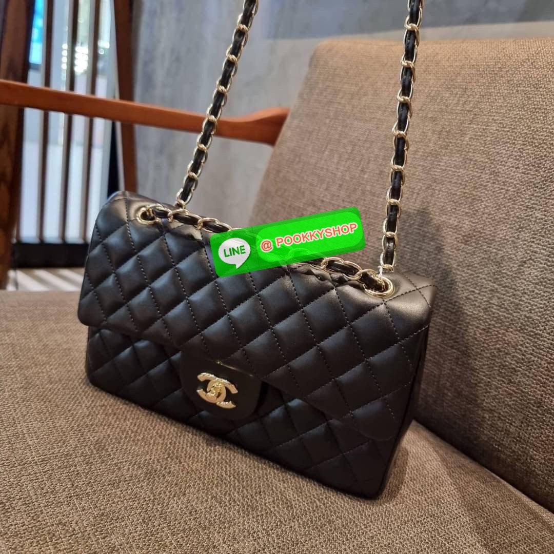 RESTOCK!! HOT ITEM!! Chanel premium for gift กระเป๋าสะพายหนังสังเคราะห์ลายคาร์เวีย อะไหล่พร้อมโซ่สะพายสีทอง ตัดกับกระเป๋าได้อย่างลงตัวและโดดเด่น เปิด-ปิดกระเป๋าด้วยตัวบิดล็อค ภายในกระเป๋ามีฝาปิดอีก 1 ชั้น บุหนังสีแดงโลโก้เด่น คม ชัด!! มีช่องโล่งกว้างจุของ