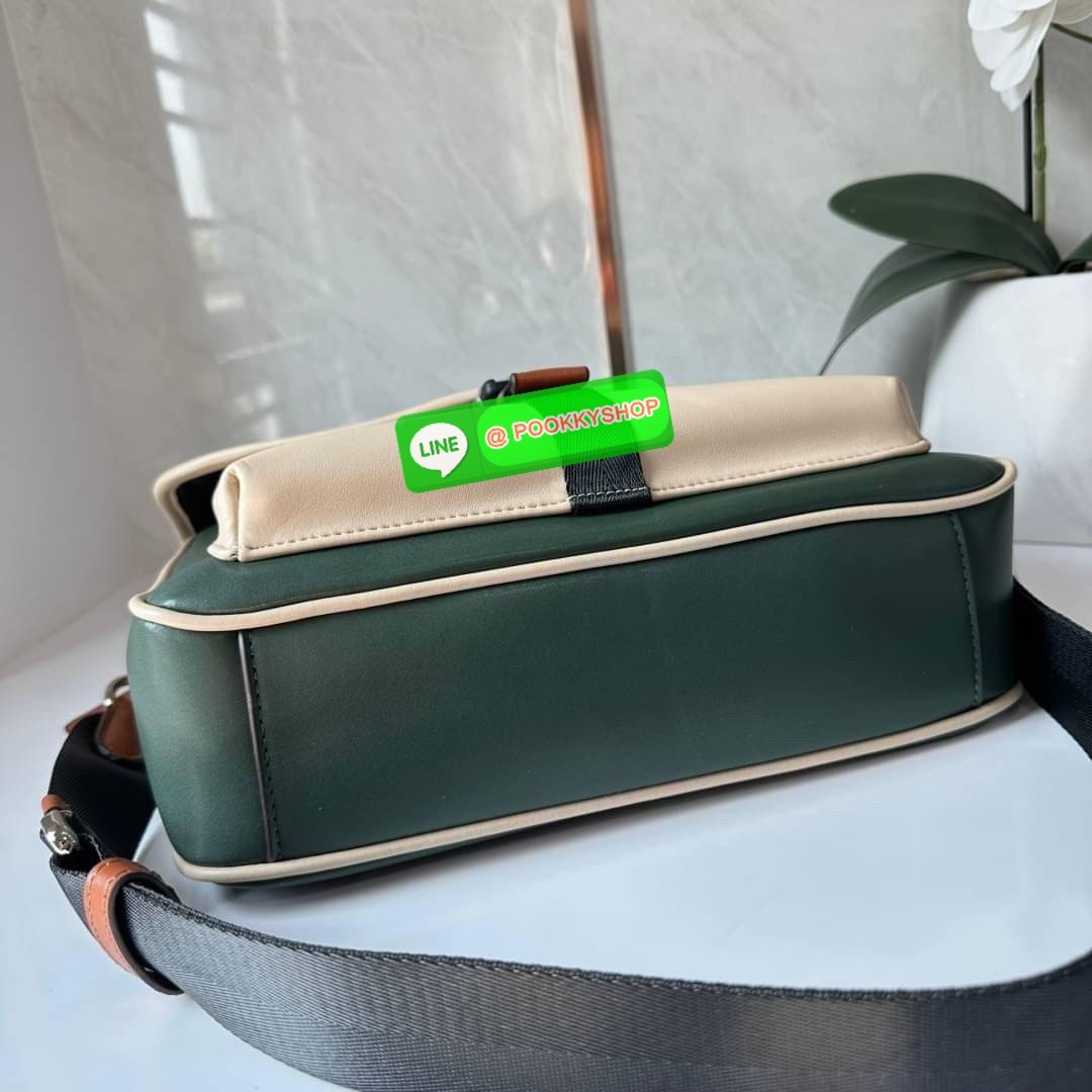 COACH CHARTER MESSENGER IN COLORBLOCK (CH755) กระเป๋าสะพายข้างผู้ชายคอลเลคชั่นใหม่ วัสดุหนังแท้ทั้งใบ เปิดปิดกระเป๋าแบบตัวกดล็อค ด้านในมีช่องหลัก 2 ช่อง ด้านหลังมีช่องซิป 1 ช่อง สายสะพายปรับระดับได้ รุ่นนี้สะพายไปเที่ยวหรือสะพายไปทำงาน ดูดีมากค่ะ