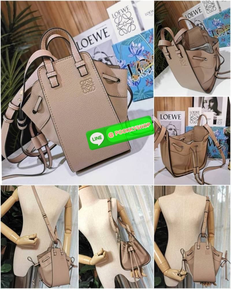 ✴️ห้ามพลาด!✴️LOEWE HANDLE & SHOULDER BAG GIFT WITH PURCHASE (GWP) กระเป๋าถือหรือสะพายหนังแท้พรีเมี่ยมกิ๊ฟ Limited จาก LOEWE PERFUME DUTYFREE รุ่น Rare items สุดๆวัสดุหนังแท้ Calfskin หนังสวยดีไซน์คงเอกลักษณ์แบรนด์ สามารถปรับใช้ได้หลายทรงด้าน