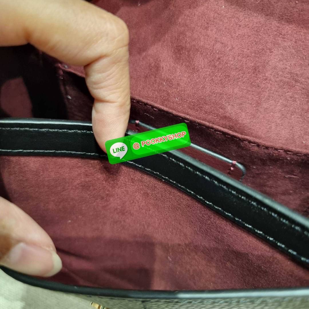 COACH C3593 GEORGIE SADDLE BAG IN COLORBLOCK SIGNATURE CANVAS WITH RIVETS ยกระดับความหรูให้กับตัวเองกันหน่อย ด้วยกระเป๋ารุ่นนี้!! ครอสบอดี้ที่ดีไซน์หรู อัพเลเวล ในราคาที่จับต้องได้ วัสดุหนังแคนวาสเคลือบสลับหนังเรียบ พิเศษไปอีกตกแต่งขอบด้วยหมุด เพิ่มดีเทลก