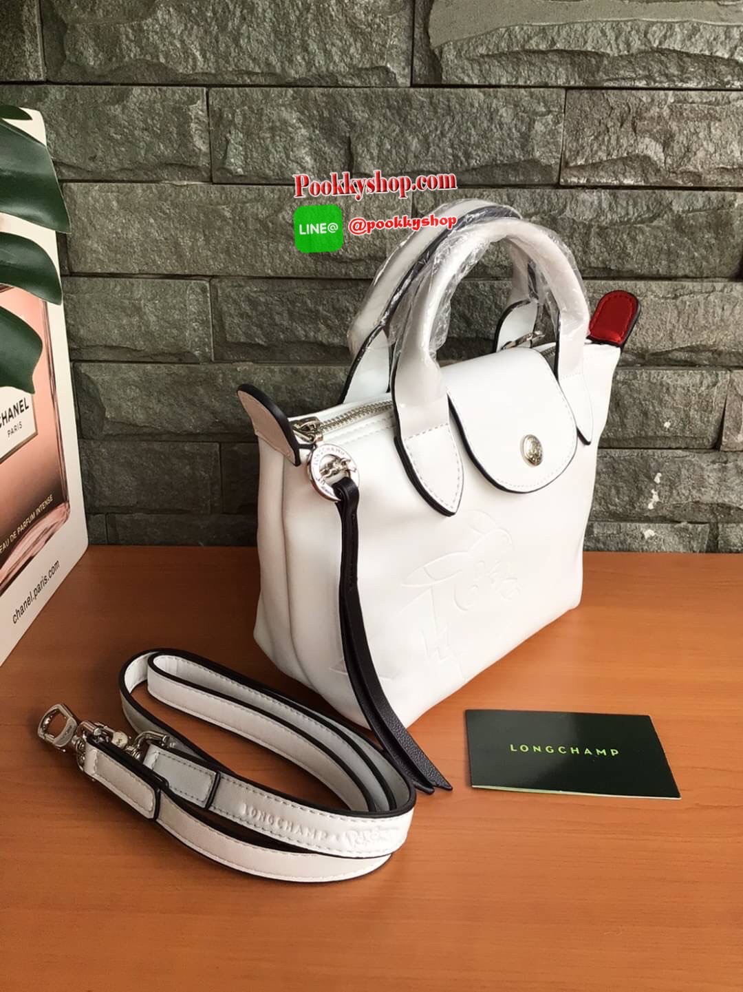🚚 พร้อมส่ง 🚚 LONGCHAMP X POKE’MON TOP HANDLE BAG XS ขนาด มินิ รุ่น 1500 Collection LE PLIAGE CUIR Fall/ Winter เรียบหรูอย่างฝรั่งเศสกับความน่ารักคาวาอิแบบญี่ปุ่นมาผสม ซึ่งจะเป็นการนำเอาลวดลายพิคาชูมารังสรรค์ลงในกระเป๋าสุดคลาสสิกของแบรนด์ ก