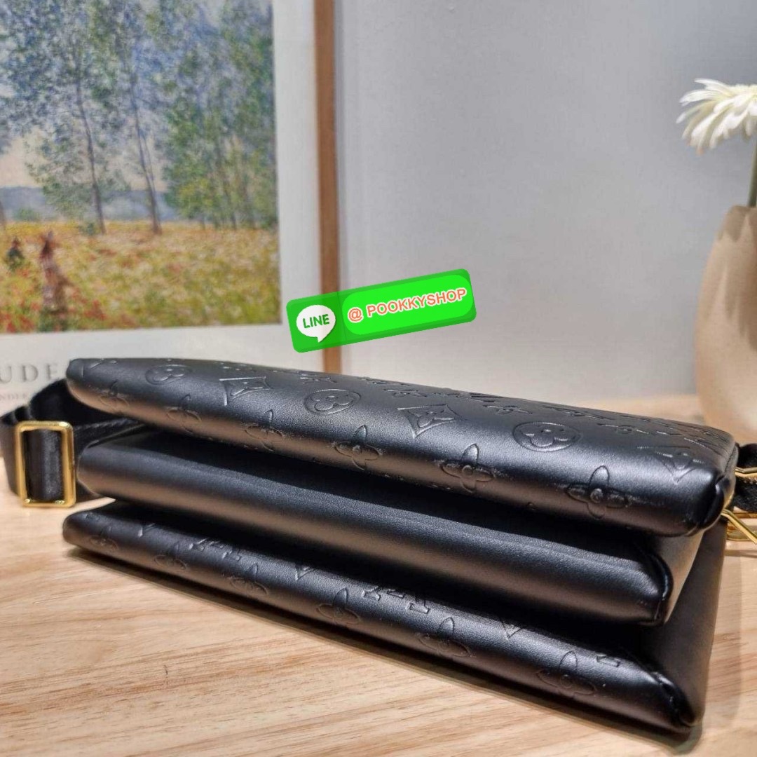 LV coussin pm bag 🔆 Details กระเป๋าสะพายกึ่งคลัชท์ สุดล้ำ ดีไซน์ใหม่ สีลิมิเต็ด ล่าสุดจากเคาน์เตอร์ duty free มาแรงมาก ด้วยความสวยปังตั้งแต่แรกเห็น มาพร้อมสาย 2 เส้น สวยลัคชูแบบสับๆ มีสายโซ่ที่มีดีเทลละเอียดไม่ซ้ำ และสายสปอร์ตครอสบอดี้ ที่จะคล้องไ