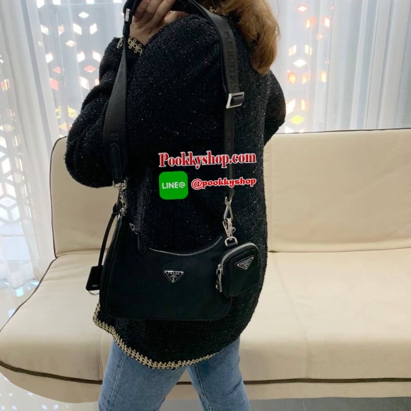 พร้อมส่งรุ่นใหม่ กำลังมาแรงมากค่ะ กับแบรนด์ PRADA ใบเดียวคุ้มมากค่ะ อุปกรณ์ ครบชุด ซื้อ1ได้ถึง3ไอเท็ม ทั้งสายยาว และกระเป๋าใส่เหรียญ และป้ายแท็คหนัง อย่างดี อะไหล่ปั้มแบรนด์แท้ทุกจุด วัสดุทำจากผ้า Nylon อย่างดี กันน้ำได้ อยู่ทรงสวย สามารถใส่กระเป๋าตังค์ใบ