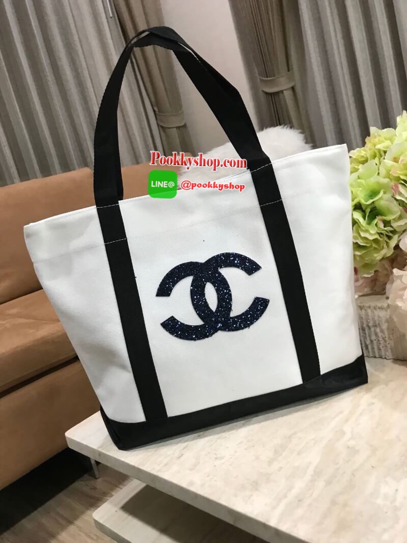 พร้อมส่งไอเท็มใหม่! Chanel Beaute Large Shopping Bag VIP Gift With Purchase (GWP) กระเป๋าสะพายพรีเมี่ยมกิ๊ฟ Limited Edition ของแท้จากเคาน์เตอร์ Chanel Beaute วัสดุ Canvas คุณภาพดีเนื้อหนาอยู่ทรงสวยใบใหญ่ด้านหน้าประดับกริสเตอร์โลโก้แบรนด์วิ้งๆ เปิดปิดด้วยก