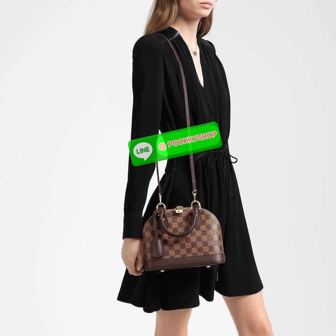 HOT ITEM!! LV Alma bag กระเป๋าทรงโดมสุดฮิต ที่สาวๆตามหา สวยสะพายขับผิว อัพลุคไฮน์ที่สุด ขนาดกำลังดี วัสดุหนังแคนวาส สลับหนัง cowhide เรียบ ดูหรู หูจับในตัวทำให้ใช้งานได้สะดวก และมีสายครอสสะพายข้างให้ เปิด-ปิดด้วยซิป มีกุญแจล็อคได้ ภายในโล่งกว้าง ใส่ของสำค
