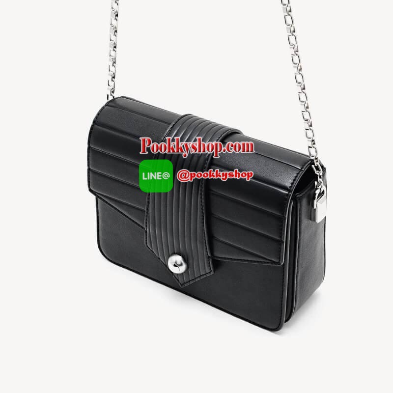 PEDRO EMBOSSED FLAP SHOULDER BAG กระเป๋าสะพายวัสดุหนังเรียบแต่งลายเดินร่องตัดกันสวยงาม เปิดปิดด้วยกระดุมแม่เหล็ก ด้านในมีช่องใหญ่ 2 ช่อง รุ่นนี้ใส่ iphone7 plus ได้ค่ะ สายสะพายยาวปรับระดับความยาวได้ตามต้องการ