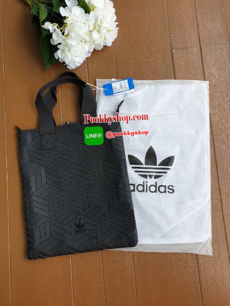 พร้อมส่ง Adidas Original Shopper 3D Tote Bag Trefoil Handbag Classic Sports คอลเลคชั่นสไตล์ Issey Miyake กระเป๋าสะพายข้าง ทรงสวยคลาสสิค แนว Sport สุดฮิต จากแบรนด์ADIDAS วัสดุด้านหน้าเนื้อ matte หนังนิ่ม มีน้ำหนักเบา ด้านหน้ามีแบรนด์ เปิดปิดด้วยซิป ภายในกว