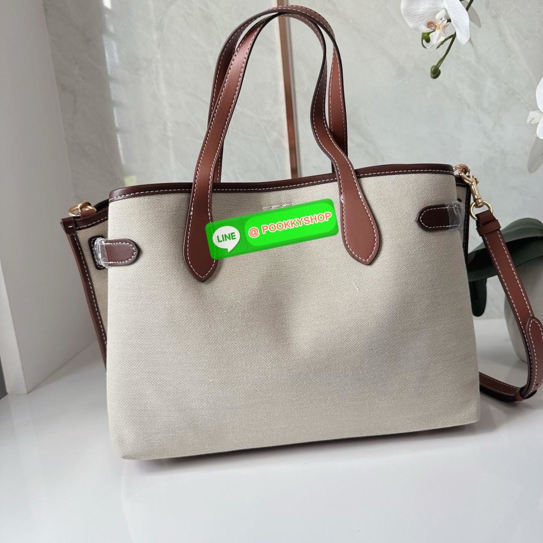 COACH HANNA CARRYALL WITH COACH CH189 IMNAM 🔖กระเป๋าสะพายไหล่/ถือ รูปทรงสวยหรู ลุคคุณนายมากแม่ 🔖วัสดุ: ผ้าแคนวาสตัดขอบหนัง 🔖เปิด-ปิดแบบกระดุมแม่เหล็ก ภายในกระเป๋ามัลติฟังก์ชั่น ช่องซิปกลาง บุผ้า 🔖สายสะพายถอดและปรับระดับได้