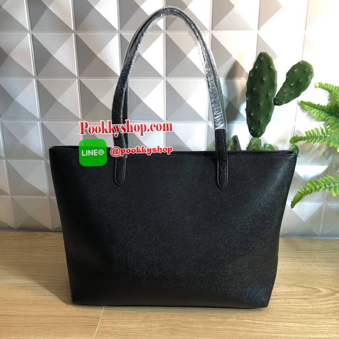 Victoria’s Secret Tote Bag 2019 กระเป๋าถือหรือสะพายลายหนังคาเวียร์ สวยด้านหน้าประดับด้วยโลโก้ ตัวกระเป๋าแต่งด้วยลายปักสวยเก๋ ปากกระเป๋าเปิดปิดด้วยซิปสะดวกใช้ ภายในมีช่องโล่งและช่องเล็กไว้แบ่งเก็บของ ใส่หนังสือ เอกสาร A4 Notebook ipad กระเป๋าสตางค์ ของใช้ไ