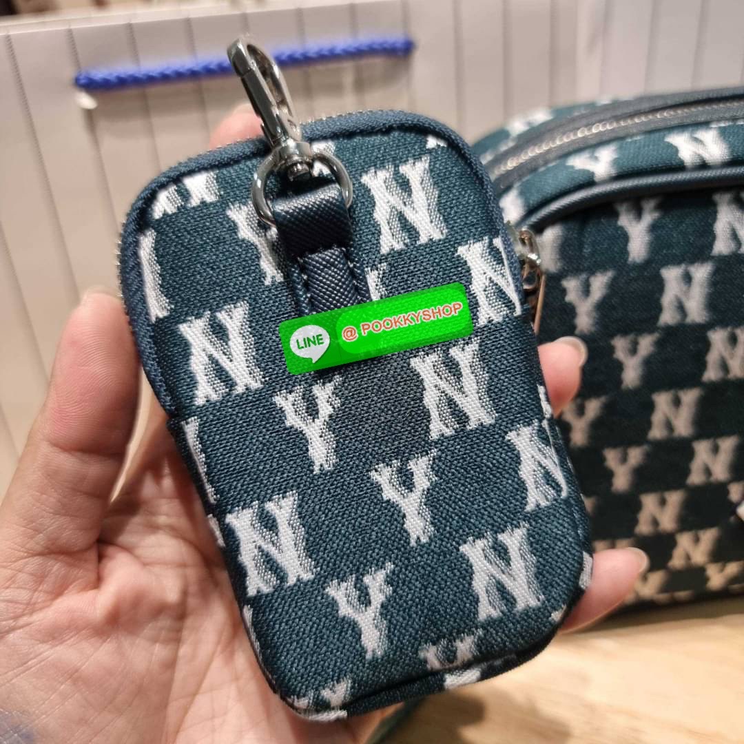 MLB JACQUARD MONOGRAM CROSSBODY BAG ฉุดไม่อยู่ ดาเมจแรงมาก!! กับกระเป๋าครอสบอดี้ ที่สายเกาต้องมี!! ดีไซน์ลวดลายโมโนแกรมเอกลักษณ์ ลงบนผ้า jacquard ได้อย่างลงตัวและสวยงาม เปิด-ปิดด้วยซิป ภายในโล่งกว้าง จุของสบายๆ มาพร้อมใบลูก และสายสะพายข้าง ให้ความคล่องตัว