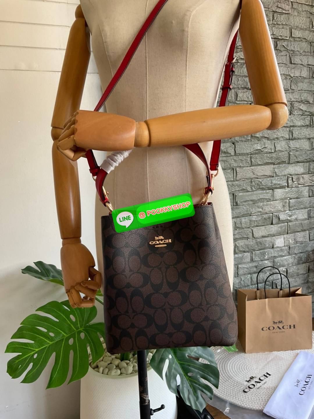 COACH SMALL TOWN BUCKET BAG IN SIGNATURE CANVAS รุ่น 2312 Collection บักเก็ตคลาสสิค รุ่นยอดนิยม กำลังมาแรงมากๆ กระเป๋าสะพายไหล่ และ Cross Body วัสดุหนังแคนวาสอย่างดี มาพร้อมสายสะพายสะพายไหล่ถอดออกไม่ได้ / สายสะพายยาว สายถอดออกได้ มี 3 ช่องใช้งาน