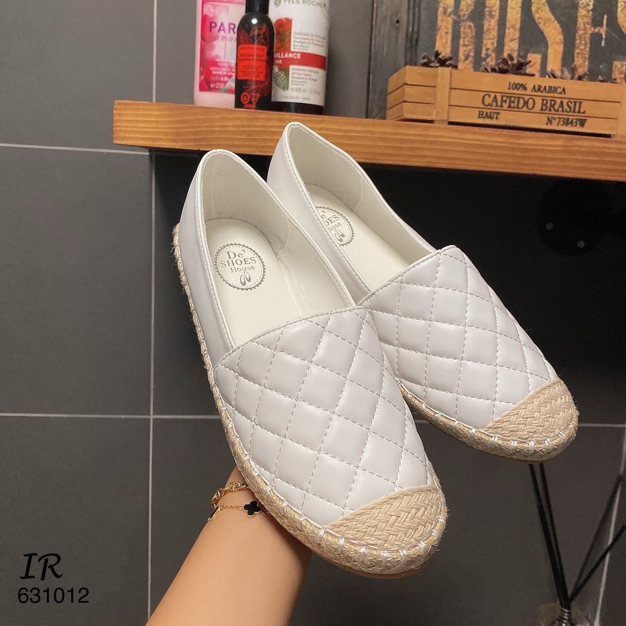 แบบขายดี!!! พร้อมส่ง ลำลองตัวใหม่นิ่มมากๆค่า ทรงสวมสิปออน เย็บลายตาราง พื้นนิ่ม แบรนด์ de'shoe การันตีเริ่องความใส่สบายเท้า ไม่กัดส้น ส้นยางกันลื่นอย่างดี มาน้อยนะคะ สนใจรีบสั่งจองค่า