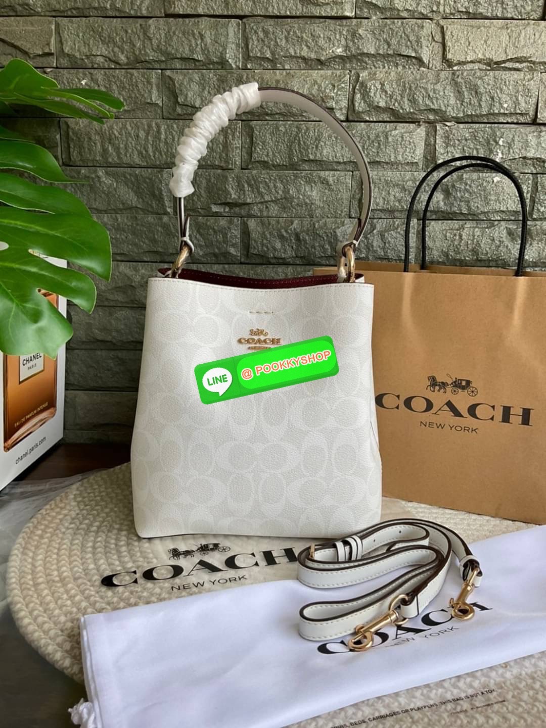 COACH SMALL TOWN BUCKET BAG IN SIGNATURE CANVAS รุ่น 2312 Collection บักเก็ตคลาสสิค รุ่นยอดนิยม กำลังมาแรงมากๆ กระเป๋าสะพายไหล่ และ Cross Body วัสดุหนังแคนวาสอย่างดี มาพร้อมสายสะพายสะพายไหล่ถอดออกไม่ได้ / สายสะพายยาว สายถอดออกได้ มี 3 ช่องใช้งาน