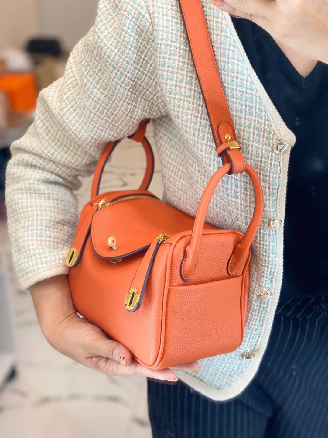 กลับมาเเล้วค่า Lindy 20cm หนัง PU premium ที่ลูกค้าถามกันมาเยอะมากกก รอบนี้หนังสวยมากๆๆ สายสะพายแบบเรียบหรู มีห่วงรัดสายสองข้าง มี 2 สายนะคะ มีซิลิโคนปิดลูกบิดกันรอย งานเนี้ยบสุด ยิ่งใช้ยิ่งนิ่มมม กระเป๋าทรงสวยนุ่ม Flexible มากๆ จุของได้ทุกสิ่ง จะใช้ไปทำง