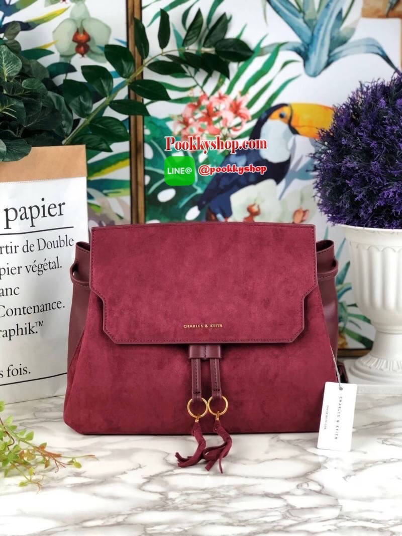 Charles & Keith Textured Tassel Shoulder Bag กระเป๋าเอนกประสงค์ ใช้ได้หลายแบบ! ตัวกระเป๋าแต่งด้านหน้าเป็นหนังกลับ-ช่วงด้านหลังเป็นหนังเรียบ (ยกเว้นสีครีม!! เป็นหนังเรียบทั้งใบ) มีพู่ห้อยด้านหน้าเก๋มาก เปิดปิดแบบกระดุมแม่เหล็ก ปรับทรงได้โดยการดึงหูรูดด้านห