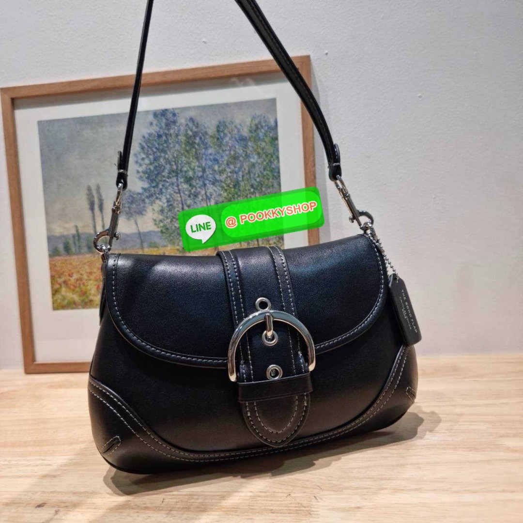 COACH CR737 SOHO BAG IN REPURPOSED DENIM 🔅 Details เลิกสวยแซ่บกี่โมงคะคุณน้า! ไอเท็มให้พาใจสั่นมาอีกแล้ว! กับกระเป๋าสะพายไหล่สไตล์วินเทจ ที่ยังคงแมสและฮอตมาก ด้วยรูปทรงที่ใช้งานง่าย ไม่เกะกะ แต่มีความเรียบหรูในตัว กระเป๋าปิดด้วยกระดุมแม่เหล็ก ภายใ