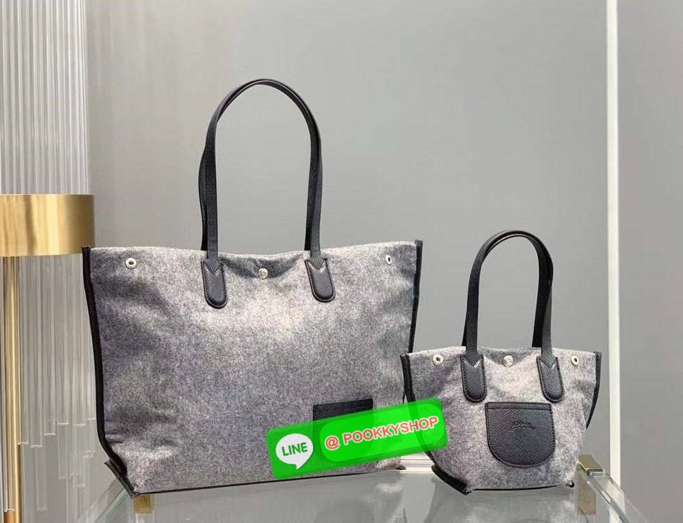 LongChamp Roseau Essential Shoppimg Bag L กระเป๋าTote วัสดุผ้าขนสัตว์ ซับในผ้าฝ้ายที่จับด้านบนหนังวัว กระเป๋าสะพายใบนี้มีขนาดพอเหมาะ กว้างพอที่จะใส่เอกสารทั้งหมดของคุณและจะไปกับคุณตลอดทั้งวัน! น้ำหนักเบา ปิดด้วย ระบบยึดสแน็ปอิน หรูหรา เหนือกาลเวลา และเปี่