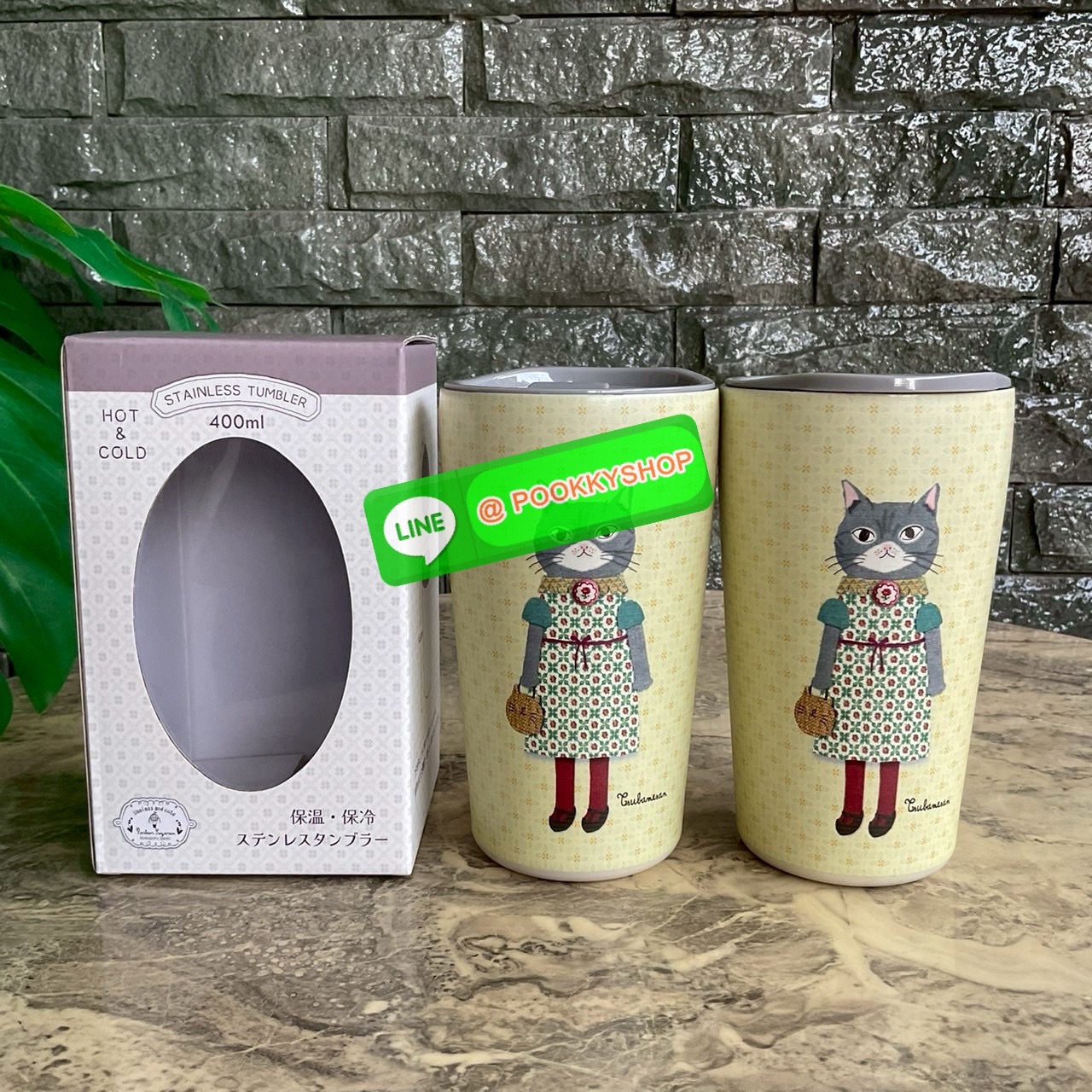 kusuguru Japan Stainless Tumbler Cup แก้วน้ำสแตนเลส ปริมาณสุทธิ 400 ml มาพร้อมกับลายแมวญี่ปุ่นน่ารักๆ แก้วพิมพ์ลาย แมว 2 ด้าน ด้านหน้า และ ด้านหลังแก้วค่ะ เก็บความร้อนเย็นได้ยาวนาน 12 ชม. มีฉนวนกันร้อน/เย็น โครงสร้างคู่สูญญากาศ มีฝาปิด แถบเลื่อนป้องกันน้ำ