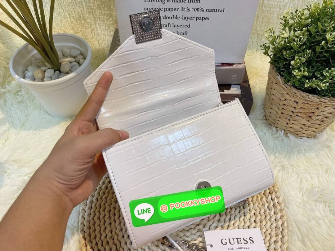 GUESS กระเป๋าสะพายทรงน่ารัก สวยอยู่ทรง ขนาดกำลังดี น้ำหนักเบา ด้านหน้ามีโลโก้แบรนด์อะไหล่ทอง โซ่ห้อยด้านหน้าไม่ชอบ สามารถถอดได้ เปิดปิดด้วยกระดุมแม่เหล็กสะดวกใช้ ภายในมี 1 ช่องย่อย และ 1 ช่องซิปเล็ก