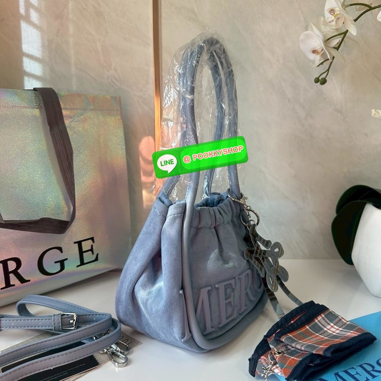 A Day Bag Mini’ in suede กระเป๋าหนังกลับเนื้อเนียน สายเกาหวานปนเท่ MERGE คอลเลกชันพิเศษ ดีไซน์เก๋พร้อมพวงกุญแจลายพิเศษ เข้าเซ็ตสุดคุ้ม!ใบเล็กสามารถ พกพาง่าย น้ำหนักเบา กระเป๋าหูรูดด้านใน ผลิตจากผ้าลายสก็อต ตัวกระเป๋ามี Snap ด้านข้าง ที่สามารถพับปีกกระเป๋า