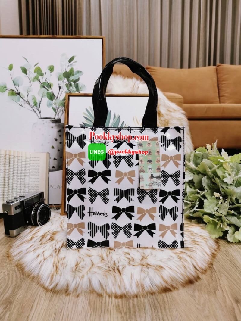 ลายนี้เข้าแล้วนะคะ! พร้อมส่งไอเท็มยอดนิยม! Harrods London Top-handle Shopping Bag กระเป๋า Shopping แบรนด์ดังจากอังกฤษรุ่นยอดนิยมวัสดุ PVC+Polyester 100% ของแท้เนื้อหนาอยู่ทรงกันน้ำ ขนาดกำลังดี น้ำหนักเบา เปิดปิดด้วยซิปสะดวกใช้หัวซิปปั้มโลโก้แบรนด์อะไหล่เง