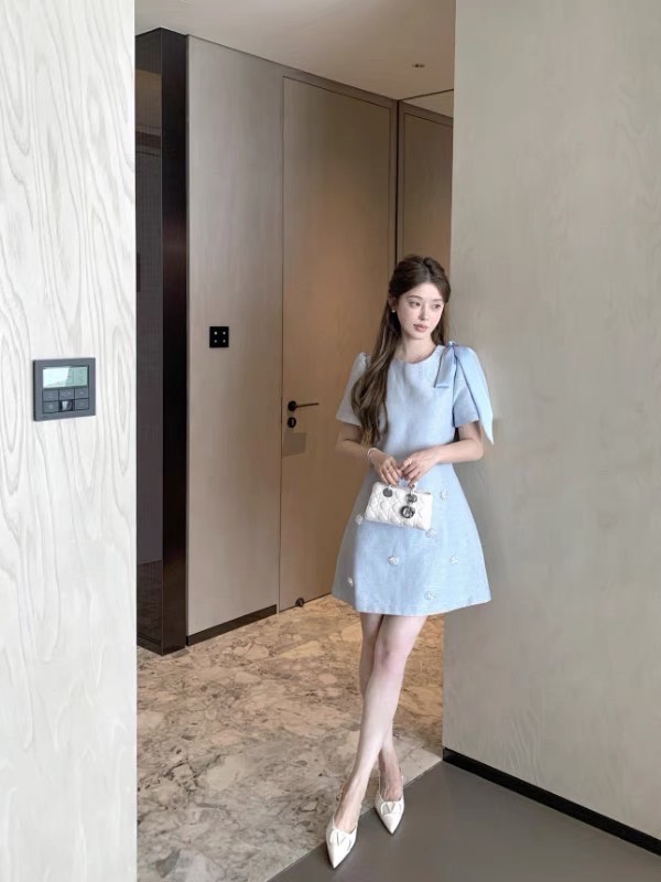 เดรสแฟชั่น เดรสดีไซน์เก๋ ชายกระโปรงด้านหน้า แต่งดอกไม้คริสตัลสวยหรูโดดเด่น