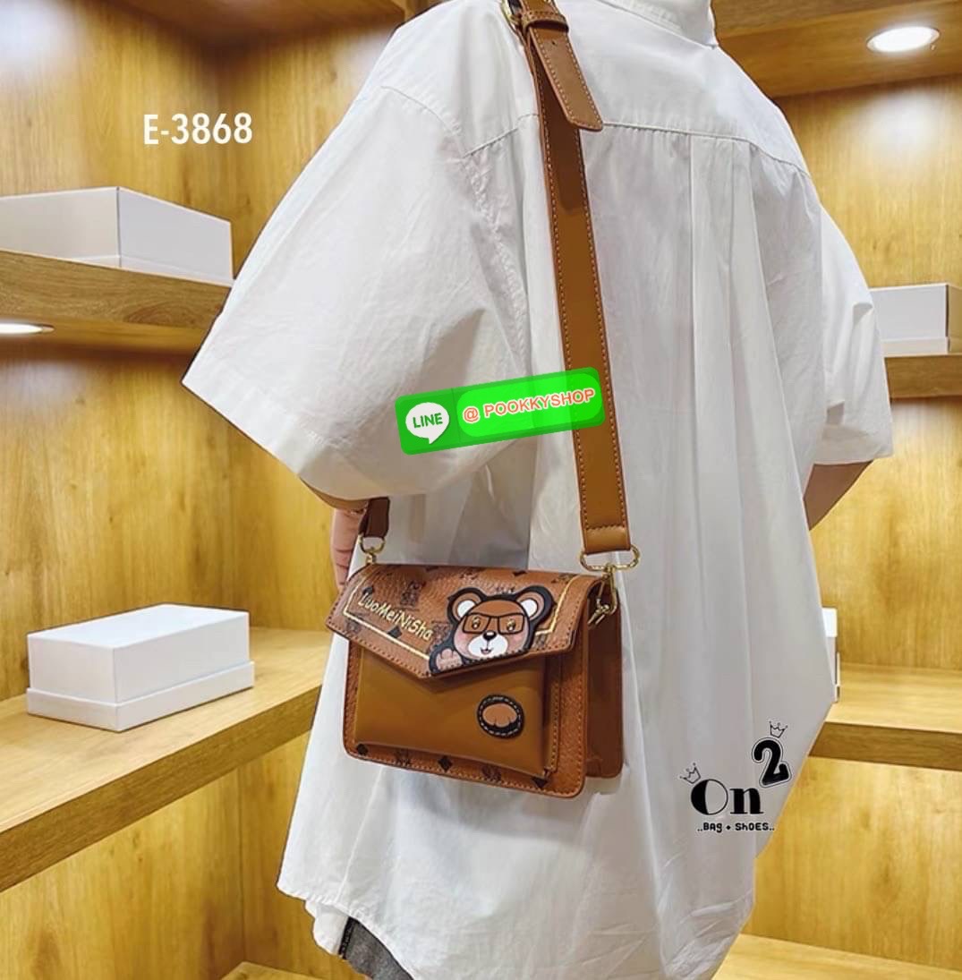 กระเป๋าสะพายข้างทรงแมสเซนเจอร์ เปิดหน้าอะไหล่ทอง สไตล์แบรนด์ มาพร้อมสายสะพายยาวปรับระดับได้ค่ะ ค่ะ