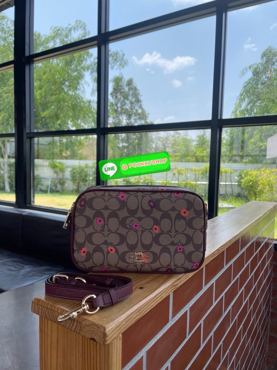 Coach JES CROSSBODY IN SIGNATURE CANVAS (COACH C5800) WHITE FLOWER PRINT /BLACK BROWN MULTI/LIGHT GOLD Product details | Signature coated canvas with smooth leather details| Inside multifunction pocket| Double zip closure, fabric lining| Outside slip pock