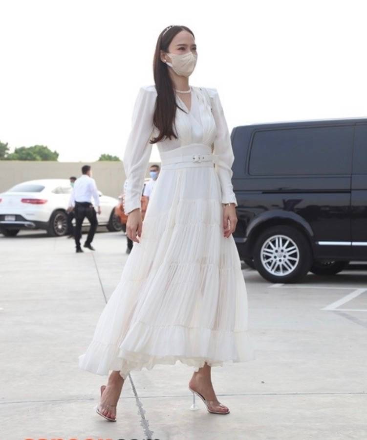 พร้อมส่ง แบบที่คุณอั้ม คุณเนย และดารา หลายท่านใส่เยอะมาก รองเท้าส้นสูง งานส้นแก้ว ทรงแชมเปญ เกรดพรีเมี่ยม แข็งแรง และสวยมากก ความสูง 4.5 นิ้ว ทรงสวม ซีลีโคนใส นิ่มมากไม่บาดเท้า งานคุณภาพ เกรดAAA สัมผัสนุ่ม งานตัวจริงสวยมาก ใส่ไปออกงาน หรือใส่เกินเที่ยว ก็