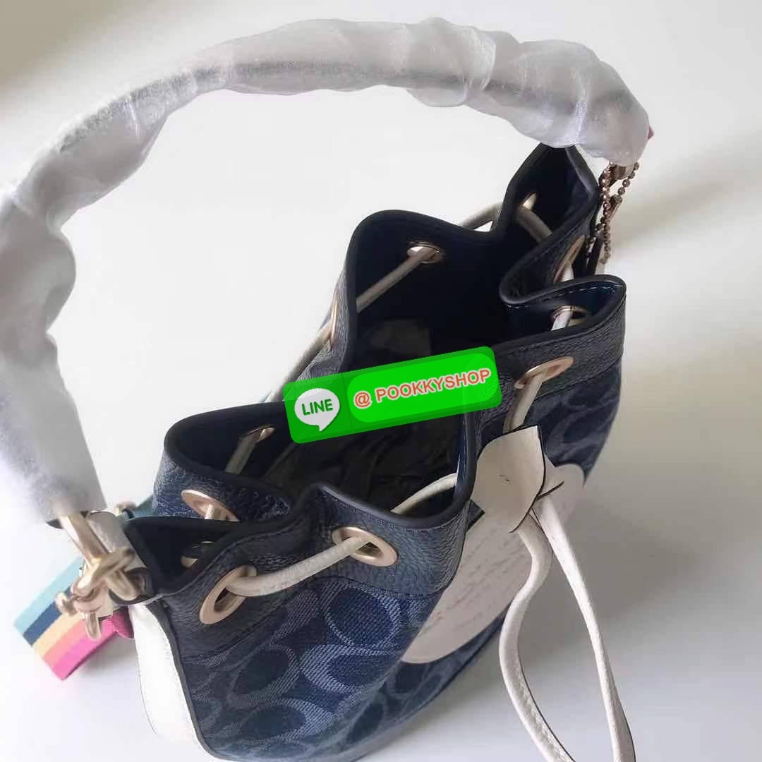 New arrival! 🌈น้องใหม่ล่าสุด สวยหรู ดูดีมากๆค่ะ! COACH DEMPSEY DRAWSTRING BUCKET BAG ((C4100//C4102)) พร้อมส่งที่ไทยค่ะ! กระเป๋าทรงขนมจีบ หนังแท้นิ่มสวยมากๆค่ะ จุดเด่นด้านหน้าปั้มโลโก้แบรนด์ ปากกระเป๋าแบบหูรูดใช้งานง่าย ภายในสามารถใส่ของจำเป็นในชี