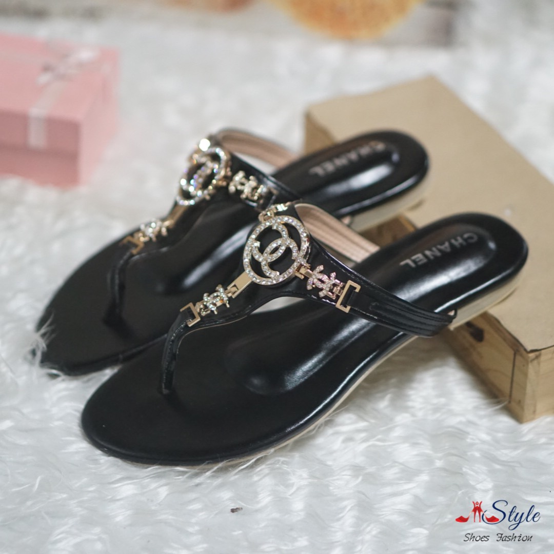 พร้อมส่ง รองเท้าแตะลำลอง แบบหูหนีบ วัสดุทำจากหนังนิ่ม งานเย็บดี นิ่ม เบา ใส่สบายมาก พื้นอย่างดี ใส่แล้วสวยฝุดๆ ใส่ได้ทุกโอกาส สาวควรมีไว้ติดบ้านสักคู่น๊าาา...