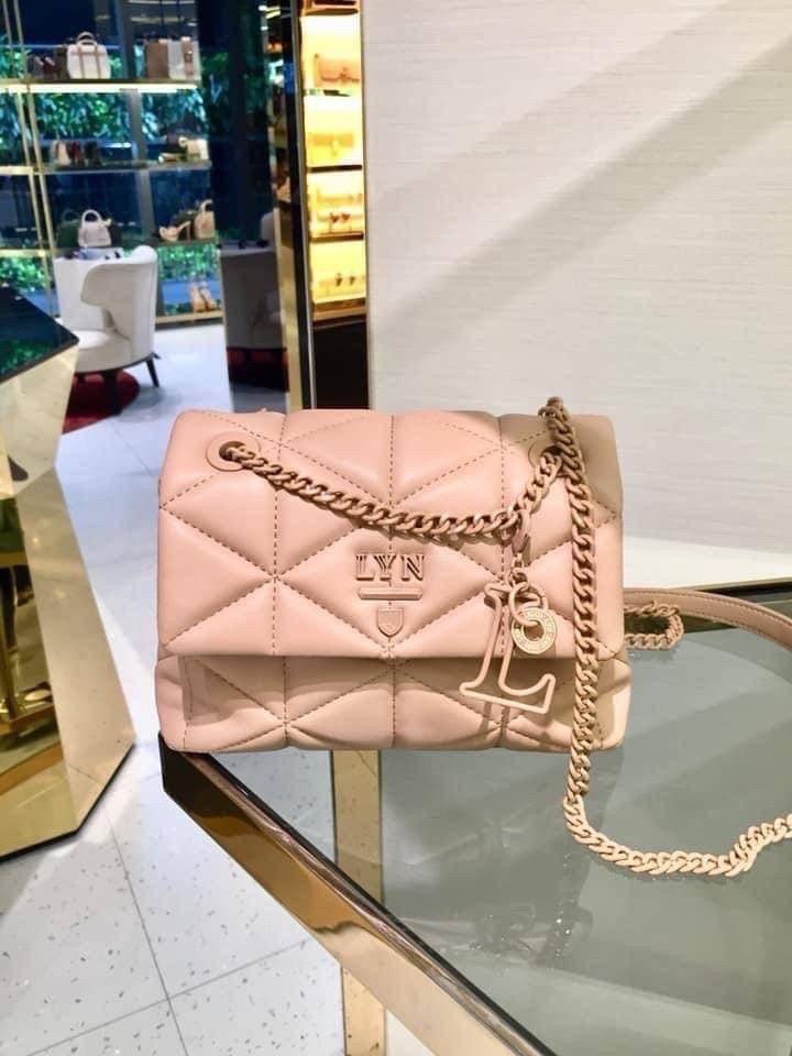 แท้ 💋 Outlet New! LYN TRINITY HANDBAG กระเป๋าสะพายข้าง/ครอสบอดี้ใบสวย วัสดุหนังเดินด้ายลายสามเหลี่ยมทั้งใบ พร้อมพวงกุญแจ(ถอดได้) เปิดปิดแบบกระดุมแม่เหล็ก ด้านในมีช่องซิปเล็ก 1 ช่อง รุ่นนี้สามารถใส่ iPhone plus และกระเป๋าเงินใบกลางได้ค่า สายยาวเป็น