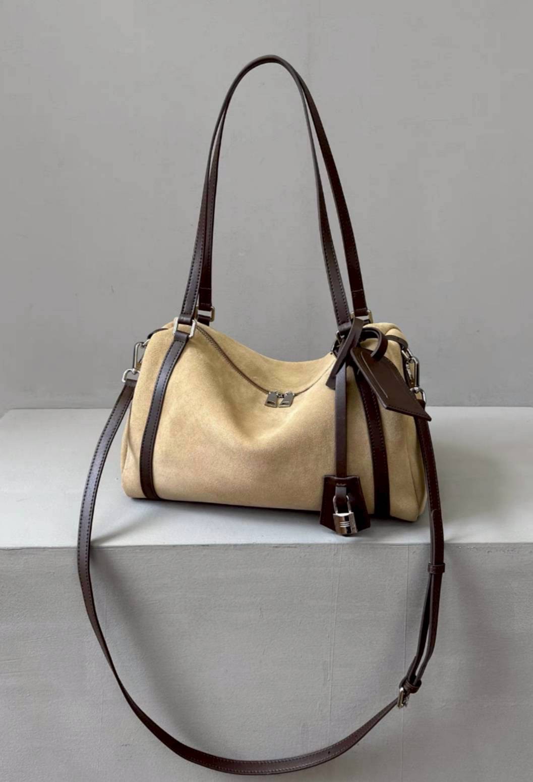 กระเป๋าทรง hobo suede bag ดีไซน์เรียบแต่ดูแพงสุดๆ งานหนังกลับนุ่มมือ ผสมกับสายหนังเรียบเนียนคุณภาพดี ให้ฟีลหรูมีคลาสแบบมินิมอลยุโรป ใบนี้ใช้งานได้จริงทุกวัน ดูดีทั้งถือและสะพาย ทรงนิ่มแต่ไม่ย้วย มีโครงเล็กน้อยช่วยให้ตั้งสวย ช่องซิปหลักเปิดกว้าง หยิบของง่า