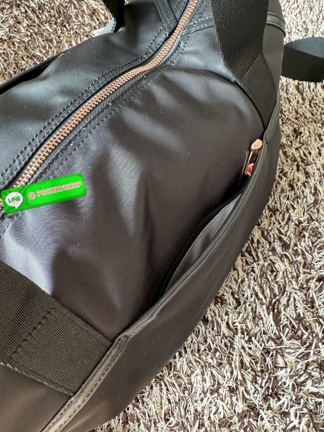 Kipling ART ORGANIZED เป็นกระเป๋าขนาดไม่เล็กหรือใหญ่ จนเกินไป จากแบรนด์ Kipling รุ่น ART ภายในมีช่องเก็บของเป็นสัดส่วน ให้คุณเก็บสิ่งของจำเป็นทั้งหมดของคุณได้อย่างไม่มีตกบกพร่อง มาพร้อมกับลิง Kipling อะไหล่สีโรสโกลด์ ที่แม็กเข้ากับสีกระเป๋าซึ่งเป็นสีดำ ทำ