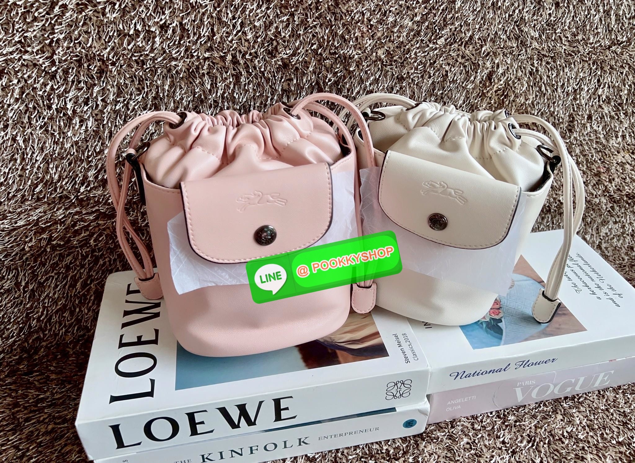 NEW ARRIVAL! LONGCHAMP LE PLIAGE XTRA XS BUCKET BAG ต้องบอกก่อนว่ารุ่นนี้เป็นรุ่นที่ใช้ออกมาแล้วไม่มีคำว่าผิดหวัง ออกแบบมาสวยแบบตัวแม่เลยค่าา 🔖พร้อมส่งทันที! กับกระเป๋าทรงบัคเกต หนังแท้smooth leather อย่างดี ใบกลางเจ้าลำตัวแล้วสวยมากก