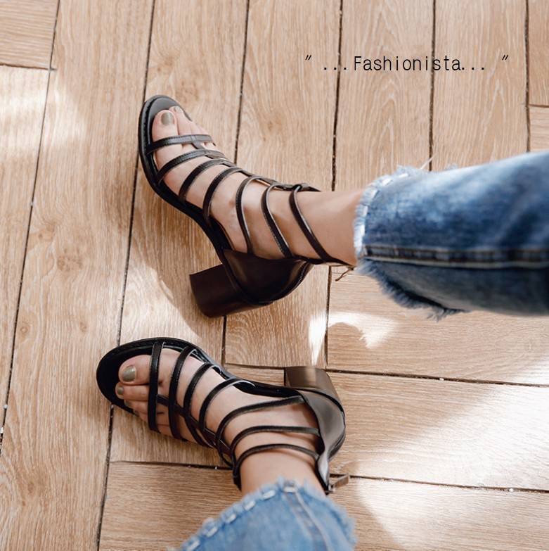 สินค้าล็อตใหม่มาถึง พร้อมส่งแล้วค่ะ NEW OPEN TOES ROMAN SANDALS SHORT BOOTS งาน Premium-Quality รุ่นขายตลอดกาล ดีหมดไวมากค่ะ!!! รองเท้าหนังสานทรงสั้นสไตล์โรมัน วัสดุ PU เนื้อหนาคุณภาพดี Cutting แน่นทรงสวยมาก ถอดใส่ง่ายด้วยซิปหลัง ส้นใหญ่สูง 2.5" สโลป