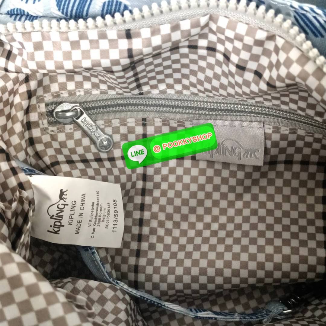 KIPLING ELISE HANDBAG กระเป๋าถือและสะพายไหล่ วัสดุ Nylon +Polyester ขนาดกำลังพอดี จุของได้มาก มีหูจับสองสาย ถือสะดวก น้ำหนักเบา มีช่องซิป ด้านหน้า ช่อง กระเป๋าหลักเปิด-ปิดด้วยซิป มี3 ช่องว่างใส่ของได้จุมากๆ ใส่มือถือได้ กระเป๋าสตางค์ใบยาว และ เครื่องสำอาง