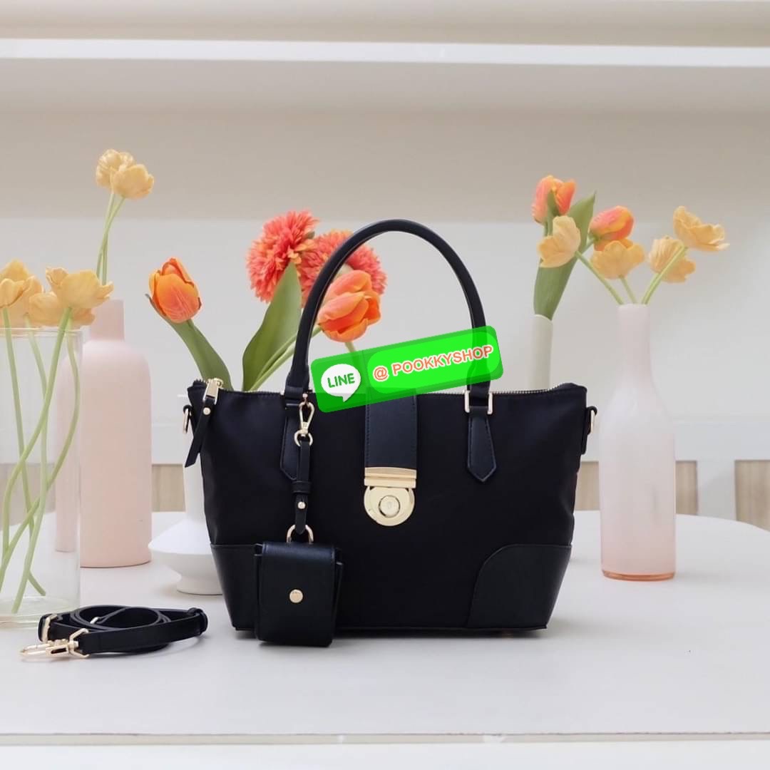 คอลเลคชั่นใหม่ รุ่นขายดี KEEP ‘ Phony bag ‘ อีกรุ่นที่ ถูกถามเข้ามาเยอะที่สุด เป็นกระเป๋า size กลางๆที่ ดีไซน์ให้ออกมาเรียบ หรู หยิบมาใช้งานได้ในทุกๆ วัน