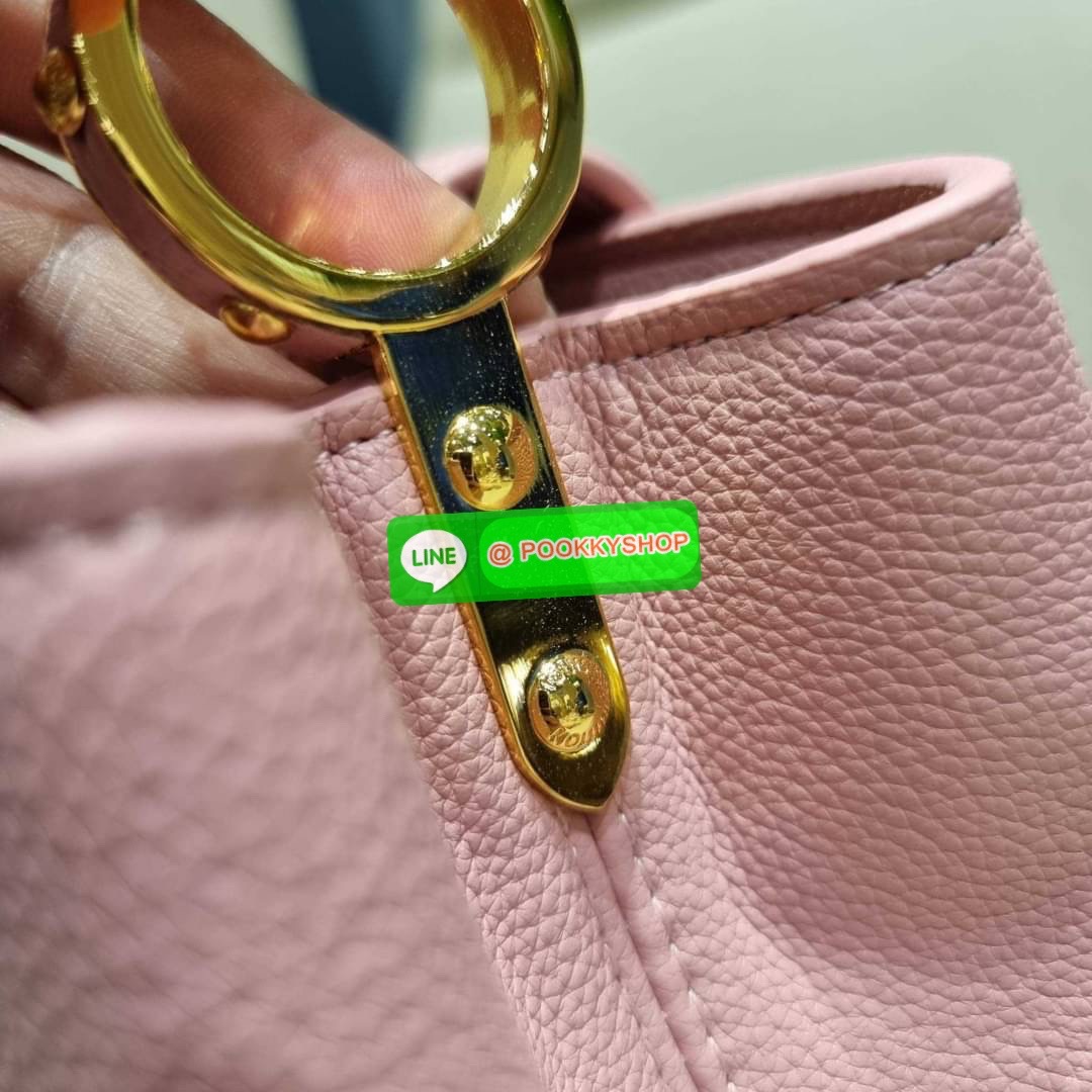 NEW IN!! LV capucines top handle วีไอพีพรีเมี่ยมกิ๊ฟจากเคาน์เตอร์ ที่สุดของความสวยในราคาเบาๆ กระเป๋าถือสุดหรู ดีไซน์ทรงคลาสสิค พร้อมลวดลายหรูหรา มาพร้อมหูจับในตัว ด้วยรูปทรงวินเทจและวัสดุหนังลูกวัว สัมผัสดี ขับผิว ทำให้ไอเท็มนี้สะกดทุกสายตาจริงๆ และยังมีล