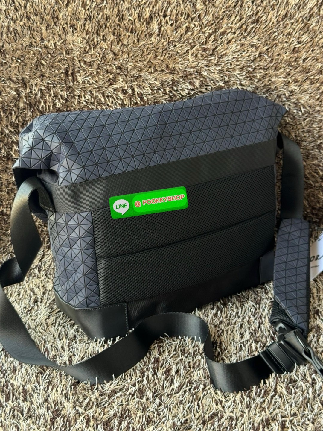 Baobao issey miyake Sling shoulder bag ดีไซน์เอกลักษณ์เฉพาะตัว ใส่ของได้เยอะ ช่องกระเป๋าเป็นระเบียบ โดยโดดเด่นด้วยแผ่นรูปสามเหลี่ยมอันเป็นซิกเนเจอร์ในการจัดเรียงสลับกัน รุ่นนี้ยังมีจุดเด่นในเรื่องคุณสมบัติการใช้งาน ภายในมีช่องบุหนาสำหรับใส่โน้ตบุ้คได้ สำห