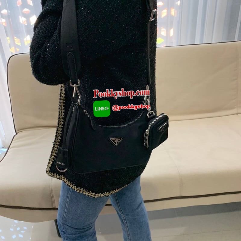 พร้อมส่งรุ่นใหม่ กำลังมาแรงมากค่ะ กับแบรนด์ PRADA ใบเดียวคุ้มมากค่ะ อุปกรณ์ ครบชุด ซื้อ1ได้ถึง3ไอเท็ม ทั้งสายยาว และกระเป๋าใส่เหรียญ และป้ายแท็คหนัง อย่างดี อะไหล่ปั้มแบรนด์แท้ทุกจุด วัสดุทำจากผ้า Nylon อย่างดี กันน้ำได้ อยู่ทรงสวย สามารถใส่กระเป๋าตังค์ใบ