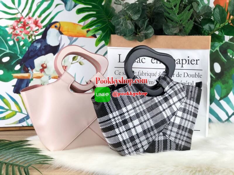 CHARLES & KEITH SCULPTURAL HANDLE WOVEN TOTE กระเป๋าสะพาย/ถือทรงสวยแปลกตาจากแบรนด์มาพร้อมส่งแล้วค่า รุ่นนี้จะเก๋ตรงหูหิ้วกระเป๋า มีหมุดรองฐานทั้ง 4 มุม เปิดปิดด้วยซิป ด้านมีช่องซิปเล็ก 1 ช่อง รุ่นนี้จุของมากๆเลยค่า ใส่iPhone plus/กระเป๋าเงินใบยาวและของจุก