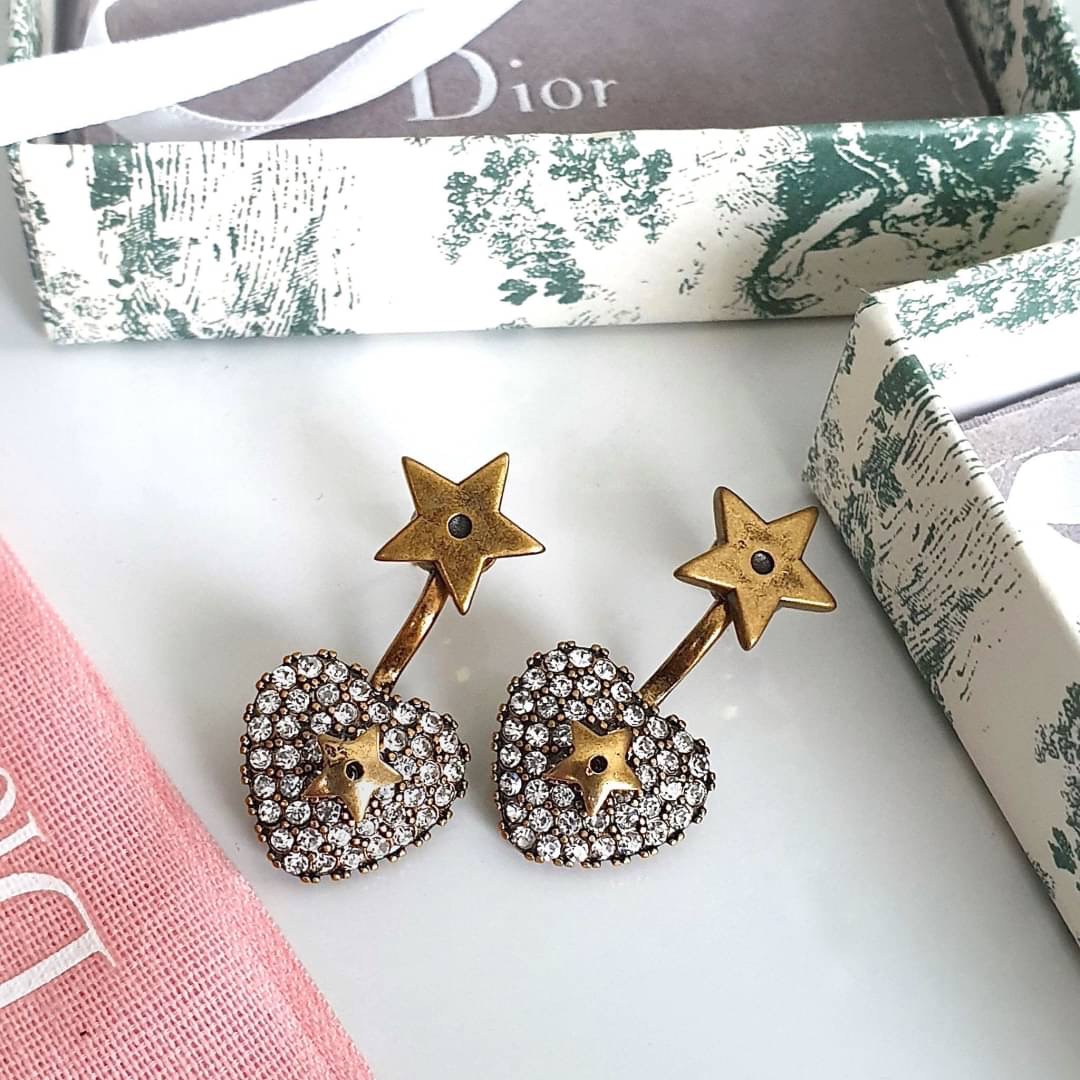 Super Hi-End Quality !!!!! ((งาน 1:1 เหมือนแท้ที่สุดในท้องตลาด)) Christian Dior Earring คอลล่าสุดค่ะงานอย่างใส่ออกมาน่ารักมากๆค่ะ มีแสตม Dior สวยเป๊ะ งานจิวสวยๆจาก Dior สาวกดิออพลาดไม่ได้เลยนะคะ ใส่ได้ตลอดไม่มีตกยุคคร๊าา อะไหล่สีทองแอนทีค หรูหรา สาวๆห้ามพ