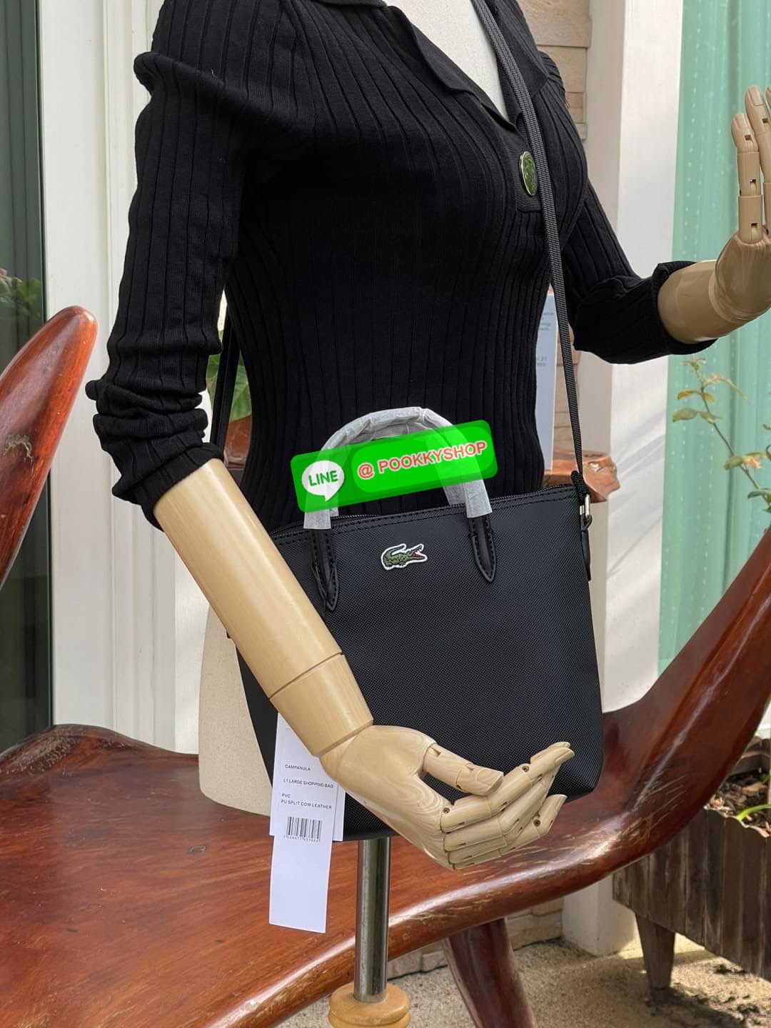 ลาคอส Women's L.12.12 Concept Petit Piqué Zip Tote กระเป๋าสะพายข้างทรง mini tote วัสดุ pvc100% เปิดปิดด้วยซิปเดียวด้านบนสะดวกใช้งาน ใส่มือถือได้ทุกรุ่น ด้านหน้ามีดีเทลโลโก้ปักดูโดดเด่น สายของกระเป๋ารุ่นนี้สามารถปรับความยาวได้ฟรีไซส์ เลือกสะพายได้ ไ