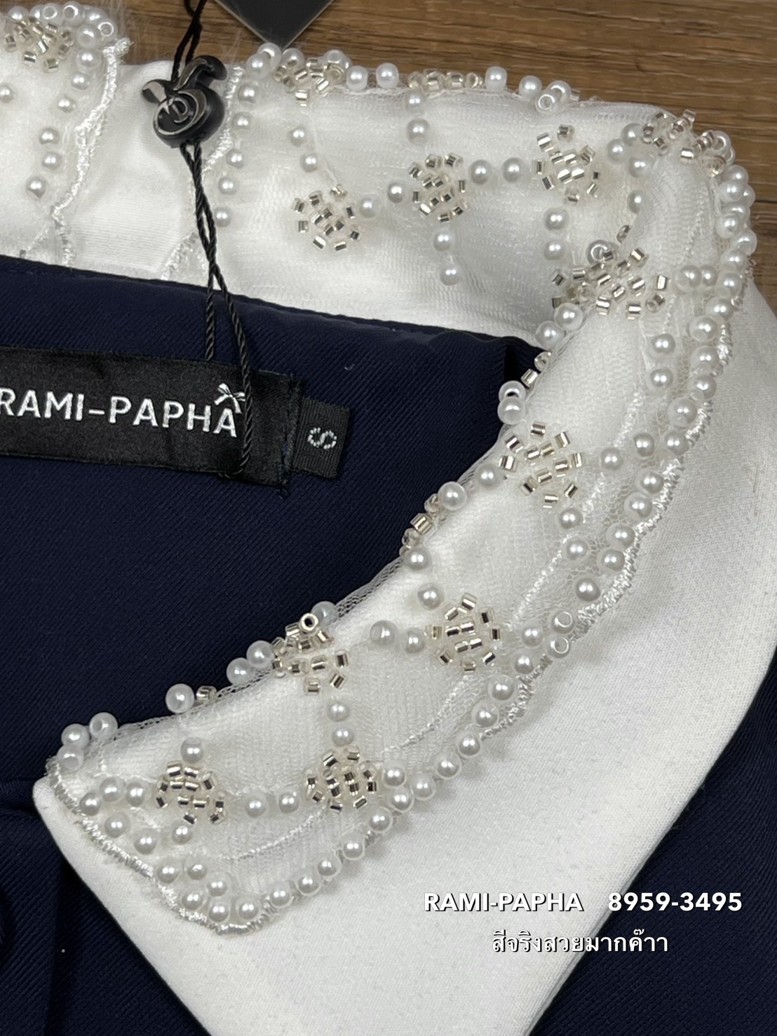 ชุดเซทแฟชั่น เซตสองชิ้นสีกรม คลุมโทนสุภาพ ไหล่มีฟองน้ำเบาๆ ดีเทลปกตัดสีขาวแต่งระบายปักวิ๊ง